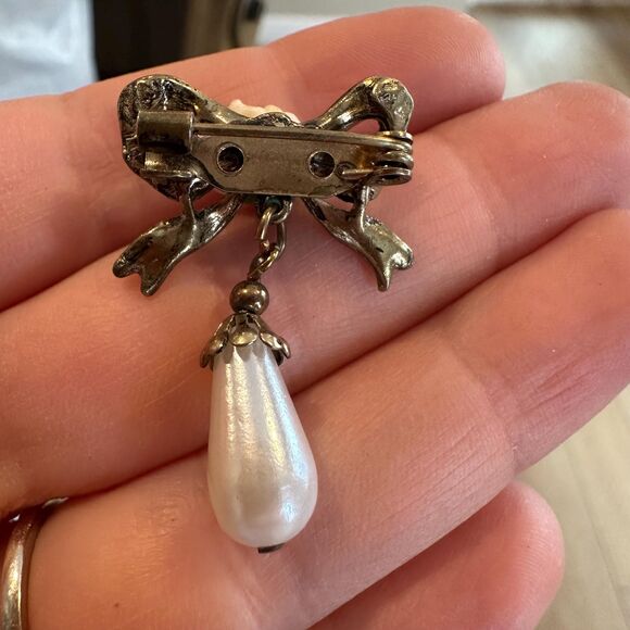 Vintage Victorian Ribbon Bow Rose Pearl Brooch Pearl Drop Pin - Picture 3 of 3